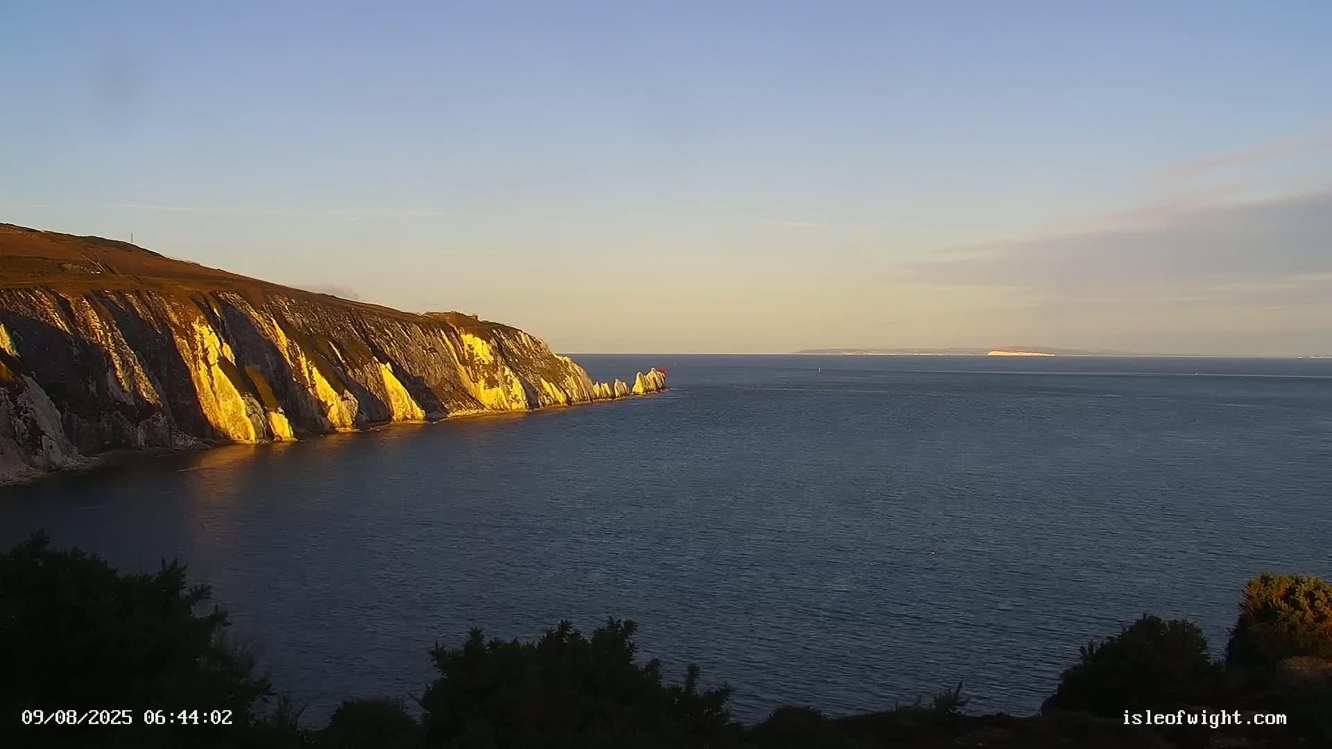 The Needles Isle of Wight & England Mainland View From Alum Bay Live Cam - Totland, Isle of Wight, South East, England, United Kingdom