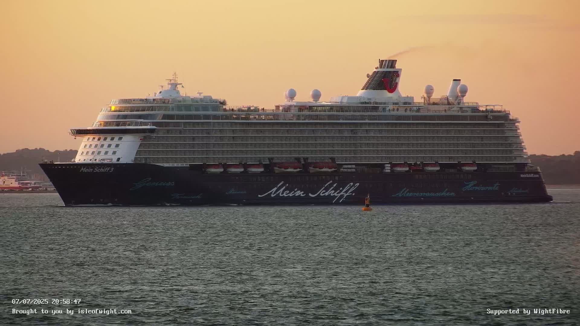Cowes Port, Cruise/ Ferry Ship Shipspotting in The Solent & Southampton Coast Panaromic PTZ Live Cam - Cowes , Isle of Wight, South East, England, United Kingdom