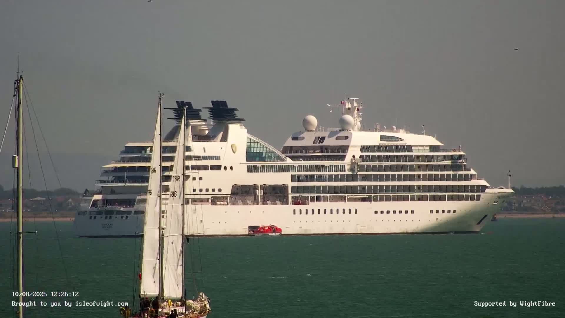 Cowes Port, Cruise/ Ferry Ship Shipspotting in The Solent & Southampton Coast Panaromic PTZ Live Cam - Cowes , Isle of Wight, South East, England, United Kingdom