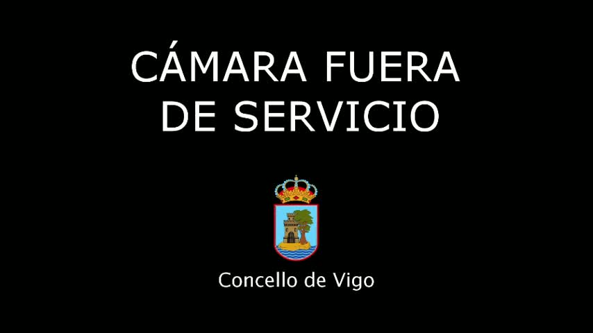 A black background displays white text that reads “CÁMARA FUERA DE SERVICIO” and a coat of arms with a crown above a small castle by a tree beside a body of water.