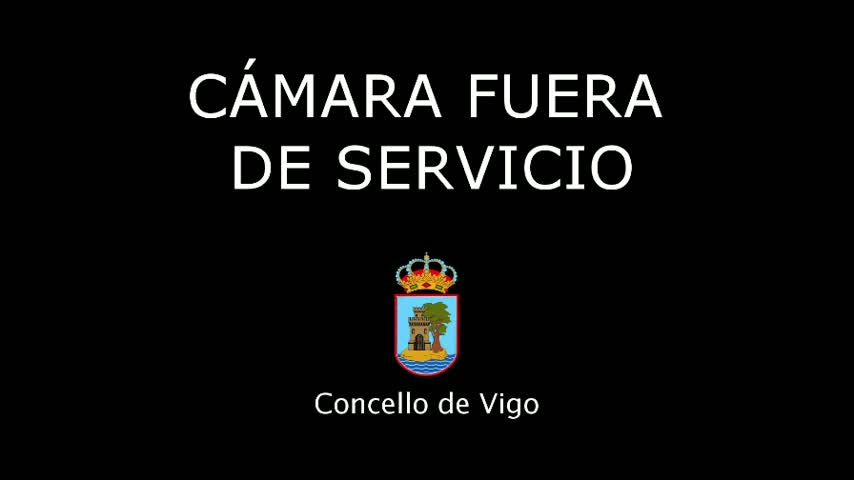 A black background displays white text stating "cámara fuera de servicio," and below is a coat of arms with a crown, castle, and tree.