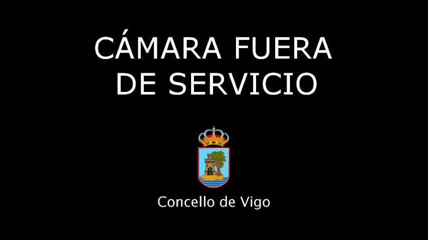 A black background displays white text that says “CÁMARA FUERA DE SERVICIO” along with a coat of arms and “Concello de Vigo” in white text.