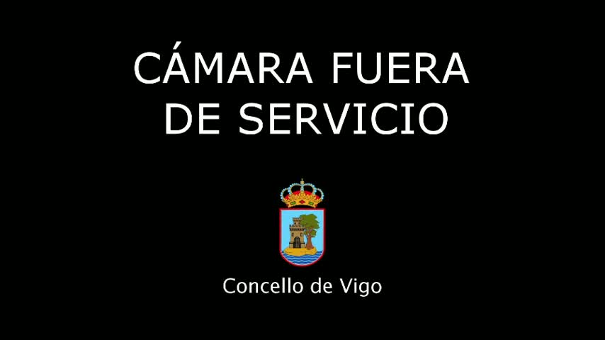A black background displays white text stating "CÁMARA FUERA DE SERVICIO" above a coat of arms and the words "Concello de Vigo".