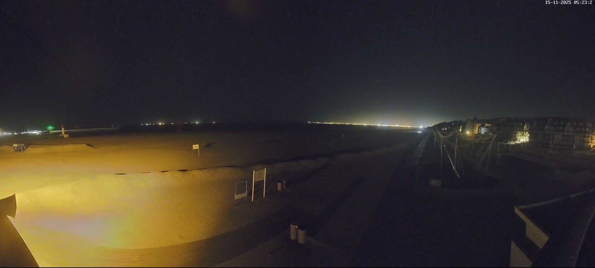 Trouville-sur-Mer, Grande Plage deTrouville Beach Live Cam - Lisieux, Calvados, Normandie, France