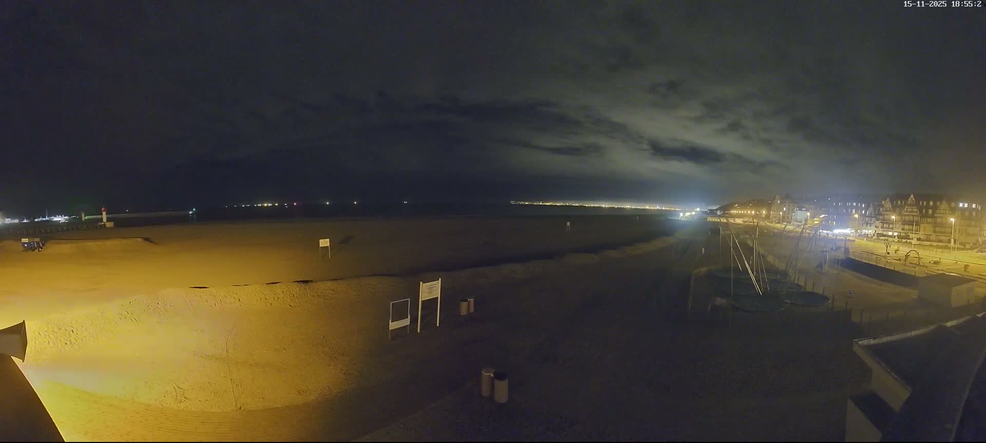 Trouville-sur-Mer, Grande Plage deTrouville Beach Live Cam - Lisieux, Calvados, Normandie, France