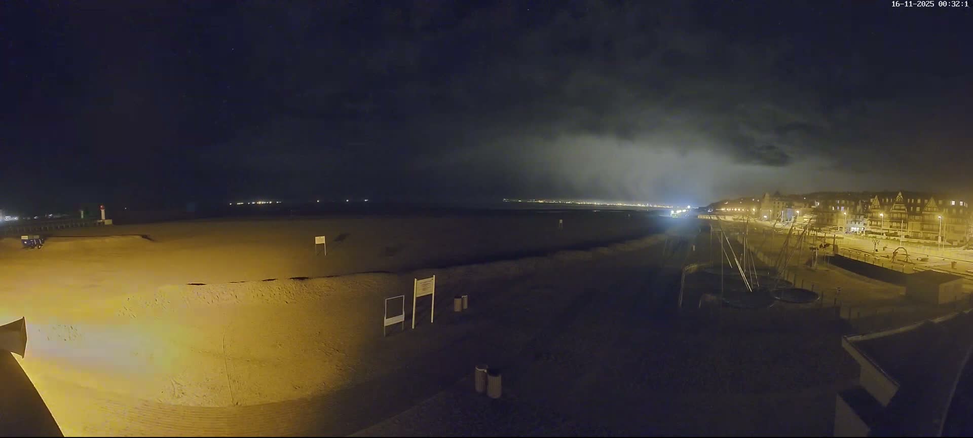Trouville-sur-Mer, Grande Plage deTrouville Beach Live Cam - Lisieux, Calvados, Normandie, France