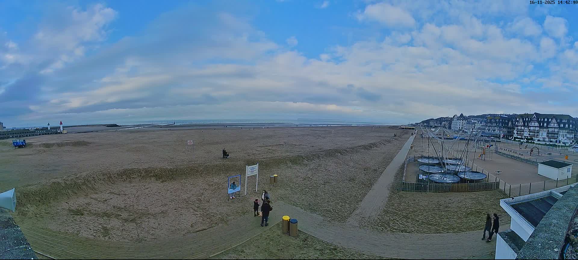 Trouville-sur-Mer, Grande Plage deTrouville Beach Live Cam - Lisieux, Calvados, Normandie, France