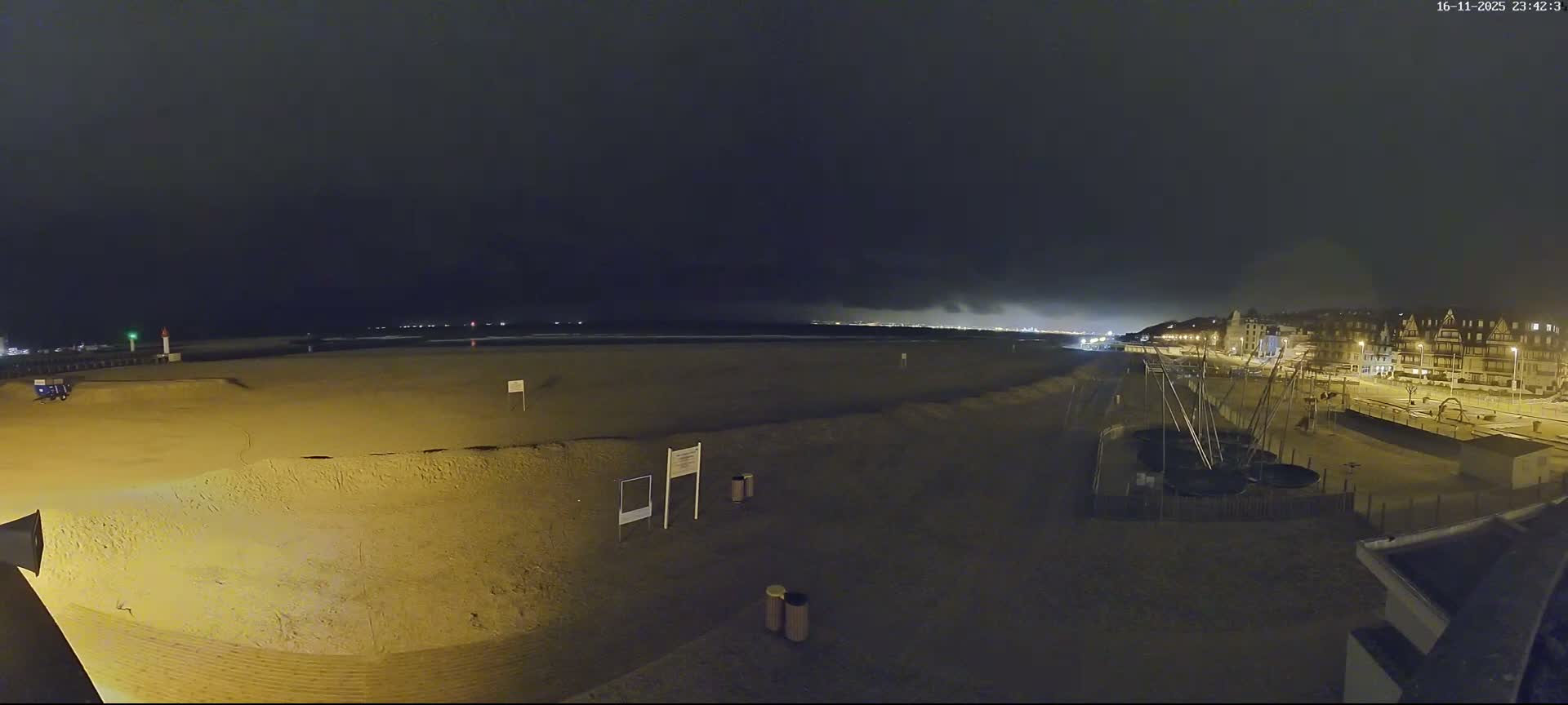 Trouville-sur-Mer, Grande Plage deTrouville Beach Live Cam - Lisieux, Calvados, Normandie, France