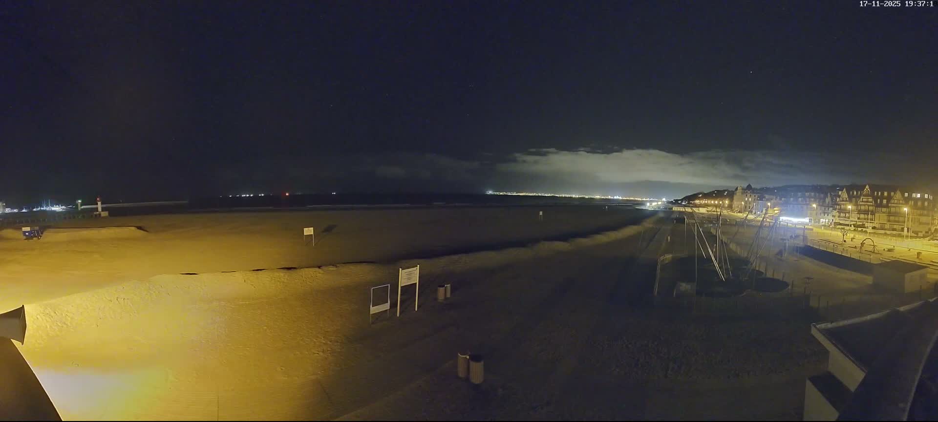 Trouville-sur-Mer, Grande Plage deTrouville Beach Live Cam - Lisieux, Calvados, Normandie, France