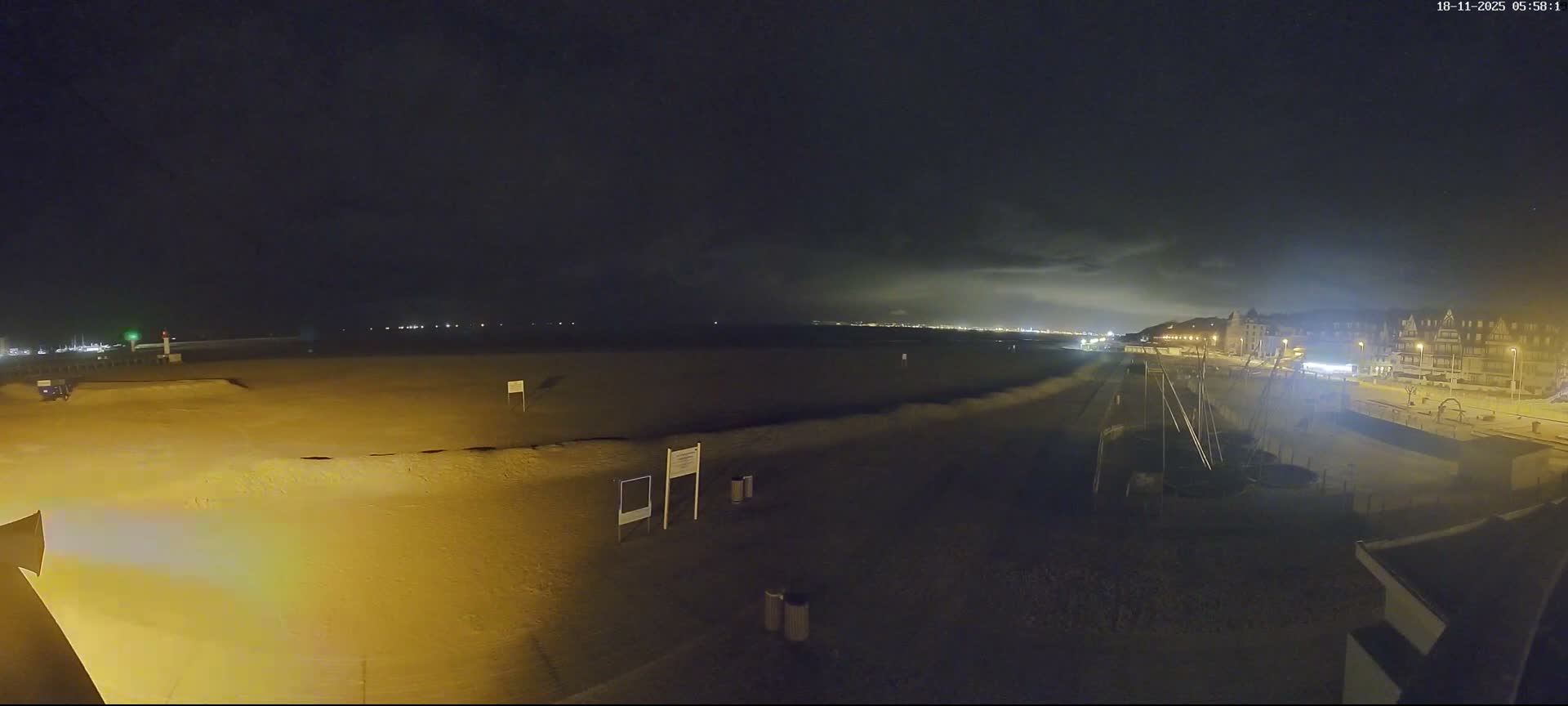 Trouville-sur-Mer, Grande Plage deTrouville Beach Live Cam - Lisieux, Calvados, Normandie, France