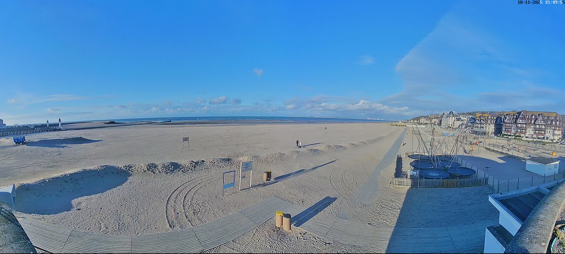 Trouville-sur-Mer, Grande Plage deTrouville Beach Live Cam - Lisieux, Calvados, Normandie, France