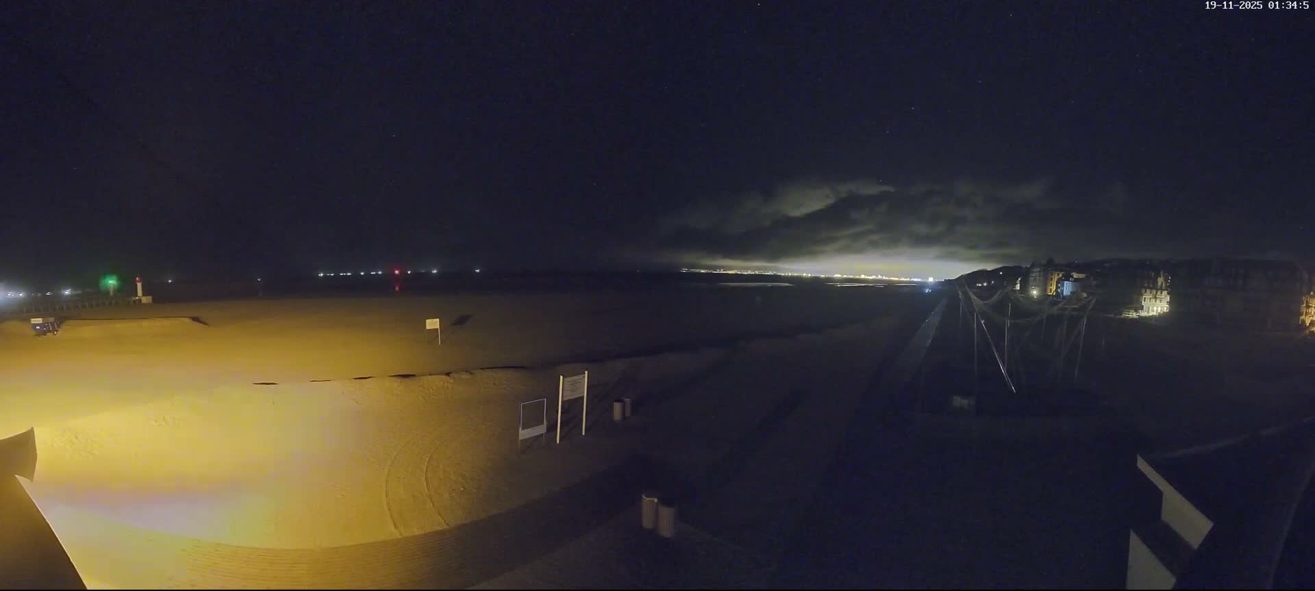 Trouville-sur-Mer, Grande Plage deTrouville Beach Live Cam - Lisieux, Calvados, Normandie, France