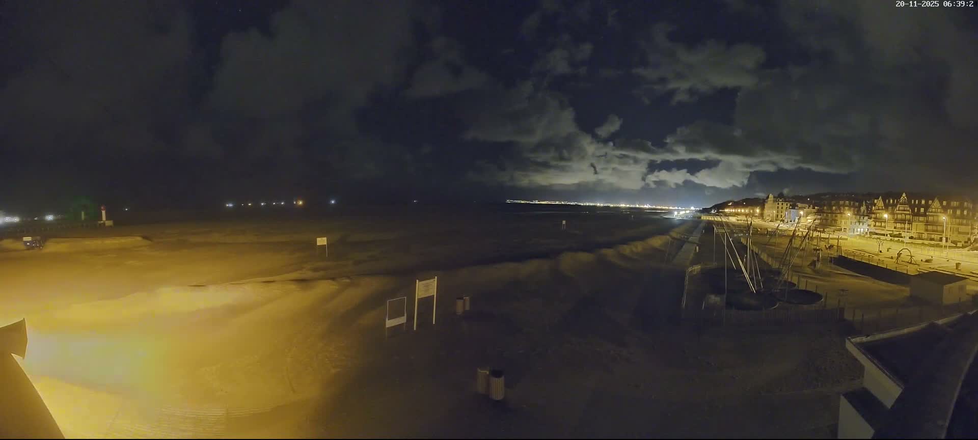 Trouville-sur-Mer, Grande Plage deTrouville Beach Live Cam - Lisieux, Calvados, Normandie, France