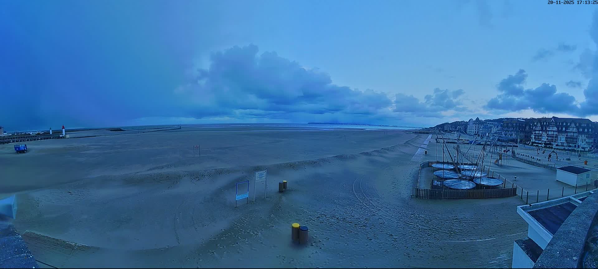 Trouville-sur-Mer, Grande Plage deTrouville Beach Live Cam - Lisieux, Calvados, Normandie, France