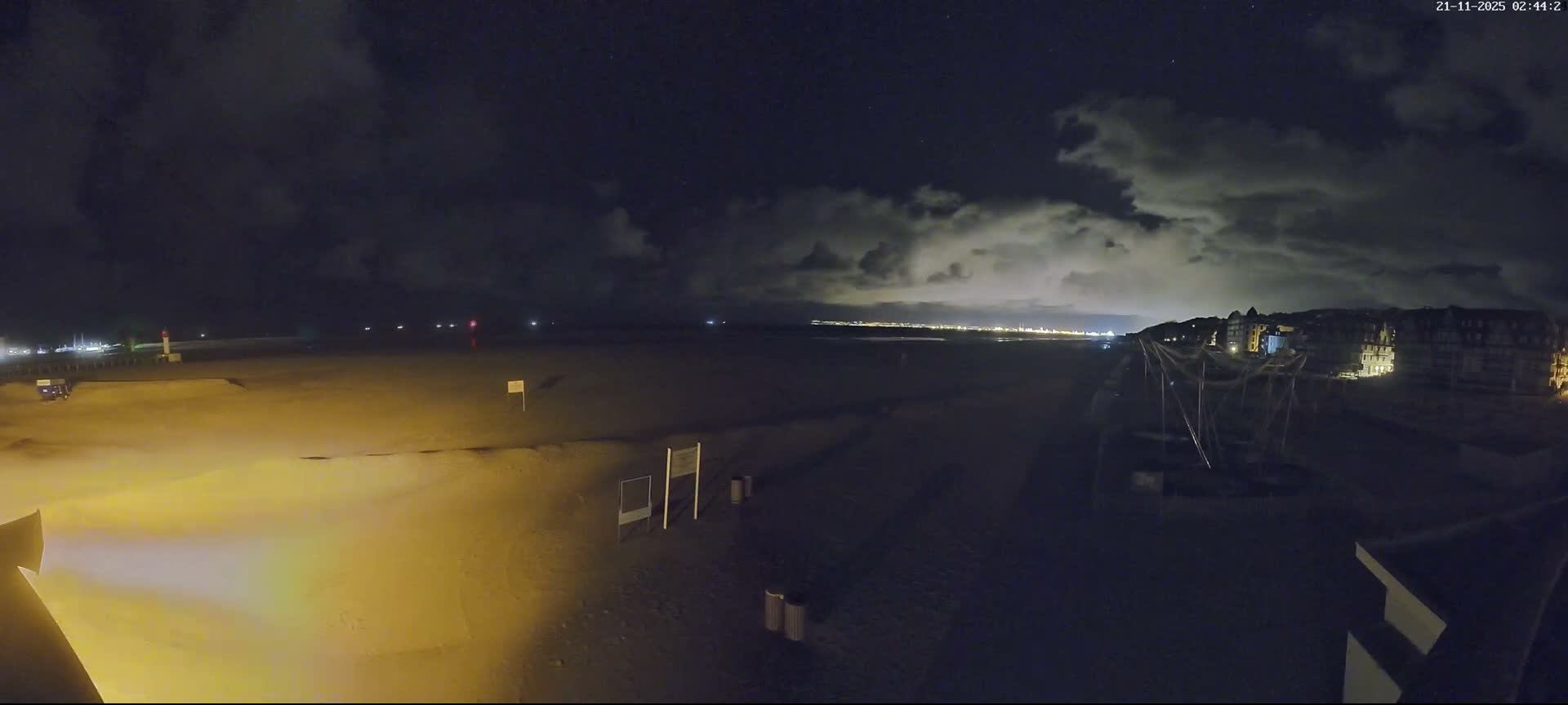 Trouville-sur-Mer, Grande Plage deTrouville Beach Live Cam - Lisieux, Calvados, Normandie, France