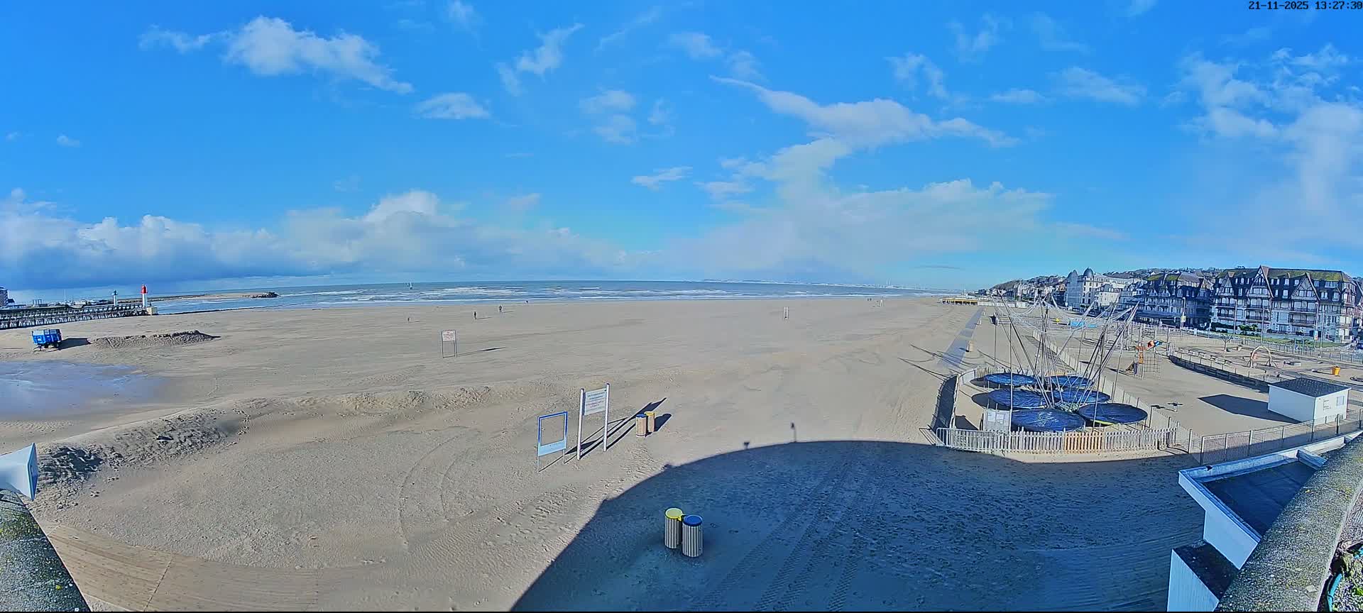 Trouville-sur-Mer, Grande Plage deTrouville Beach Live Cam - Lisieux, Calvados, Normandie, France