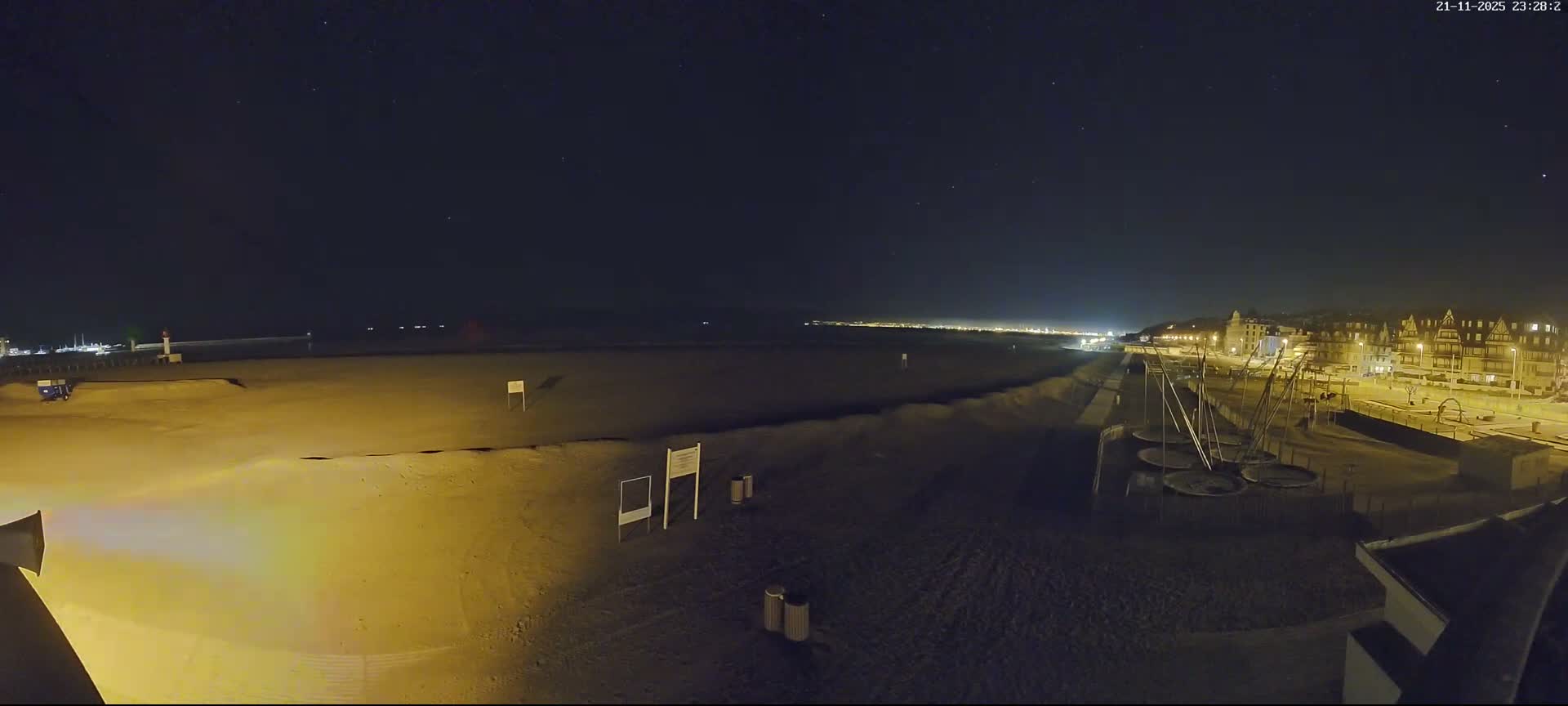 Trouville-sur-Mer, Grande Plage deTrouville Beach Live Cam - Lisieux, Calvados, Normandie, France