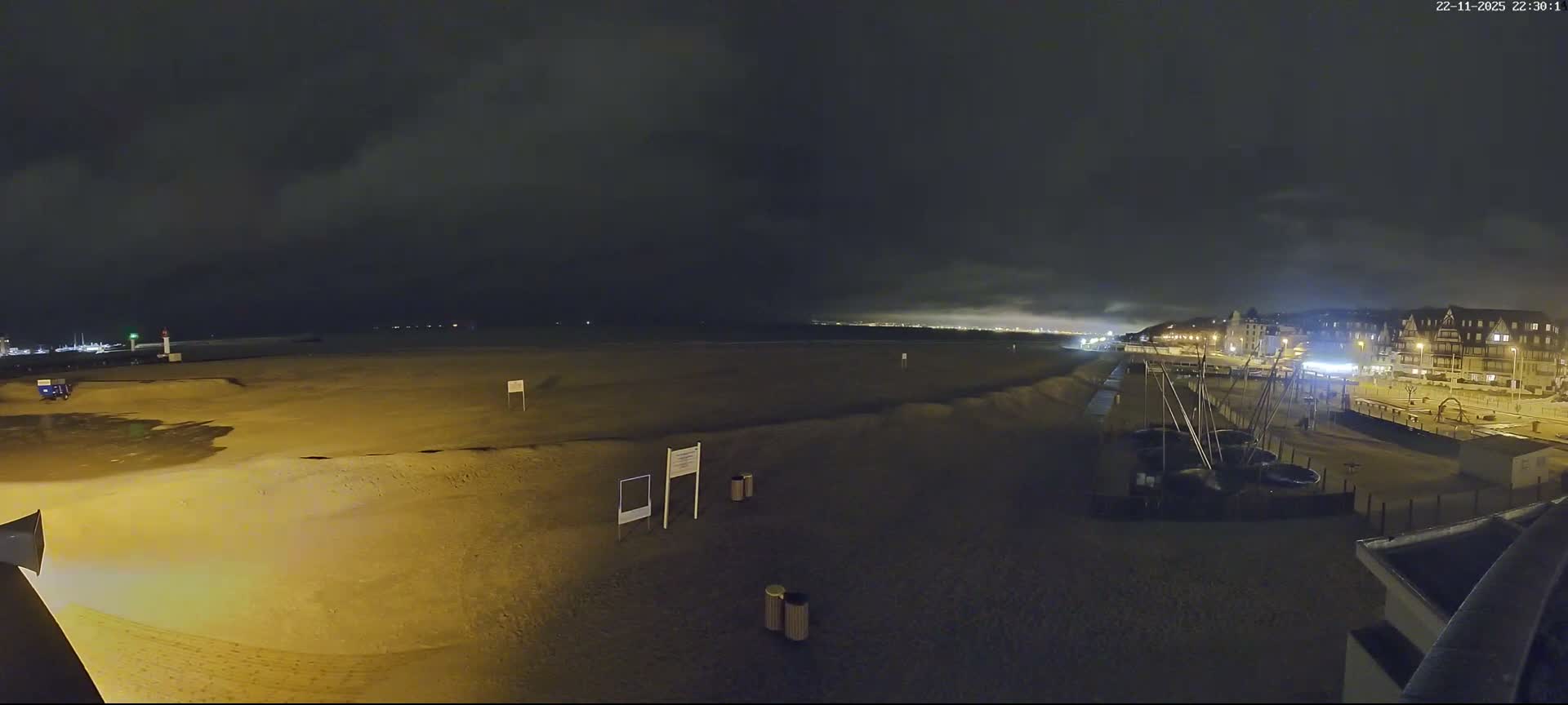 Trouville-sur-Mer, Grande Plage deTrouville Beach Live Cam - Lisieux, Calvados, Normandie, France