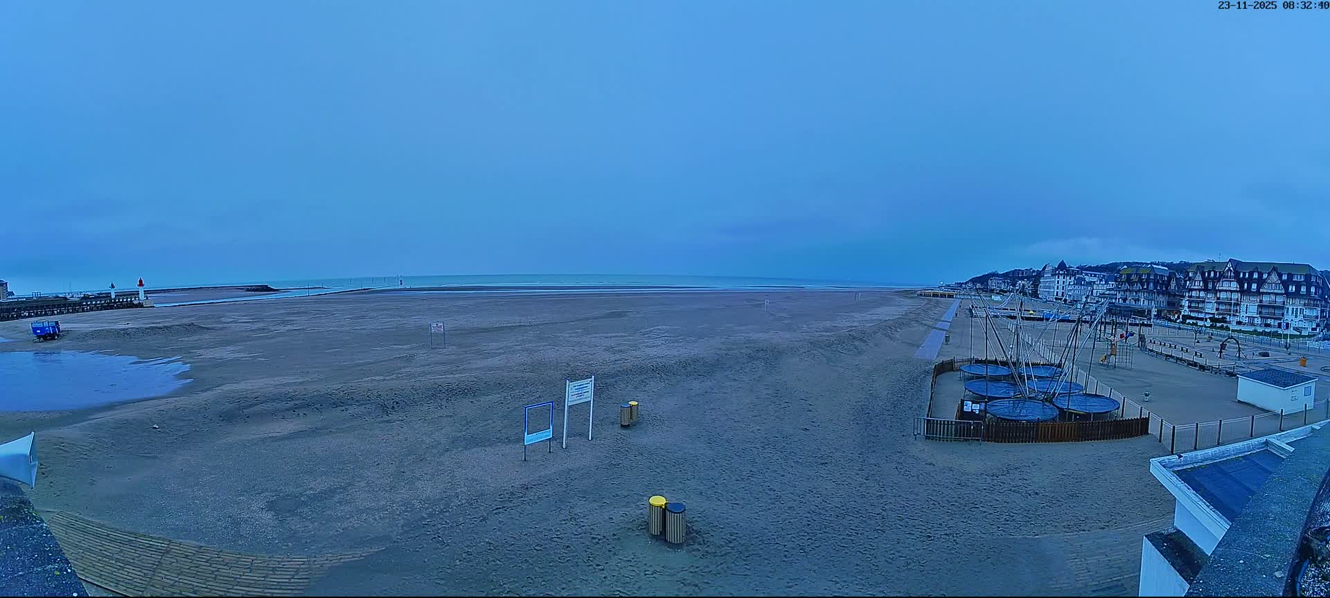 Trouville-sur-Mer, Grande Plage deTrouville Beach Live Cam - Lisieux, Calvados, Normandie, France