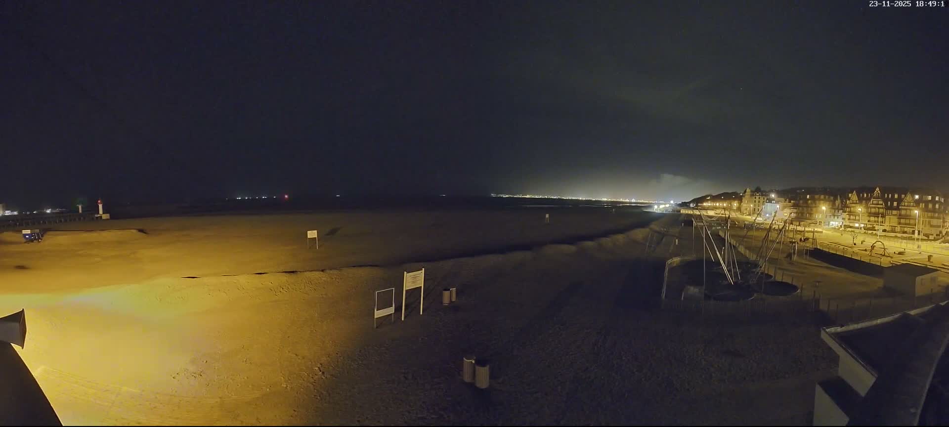 Trouville-sur-Mer, Grande Plage deTrouville Beach Live Cam - Lisieux, Calvados, Normandie, France