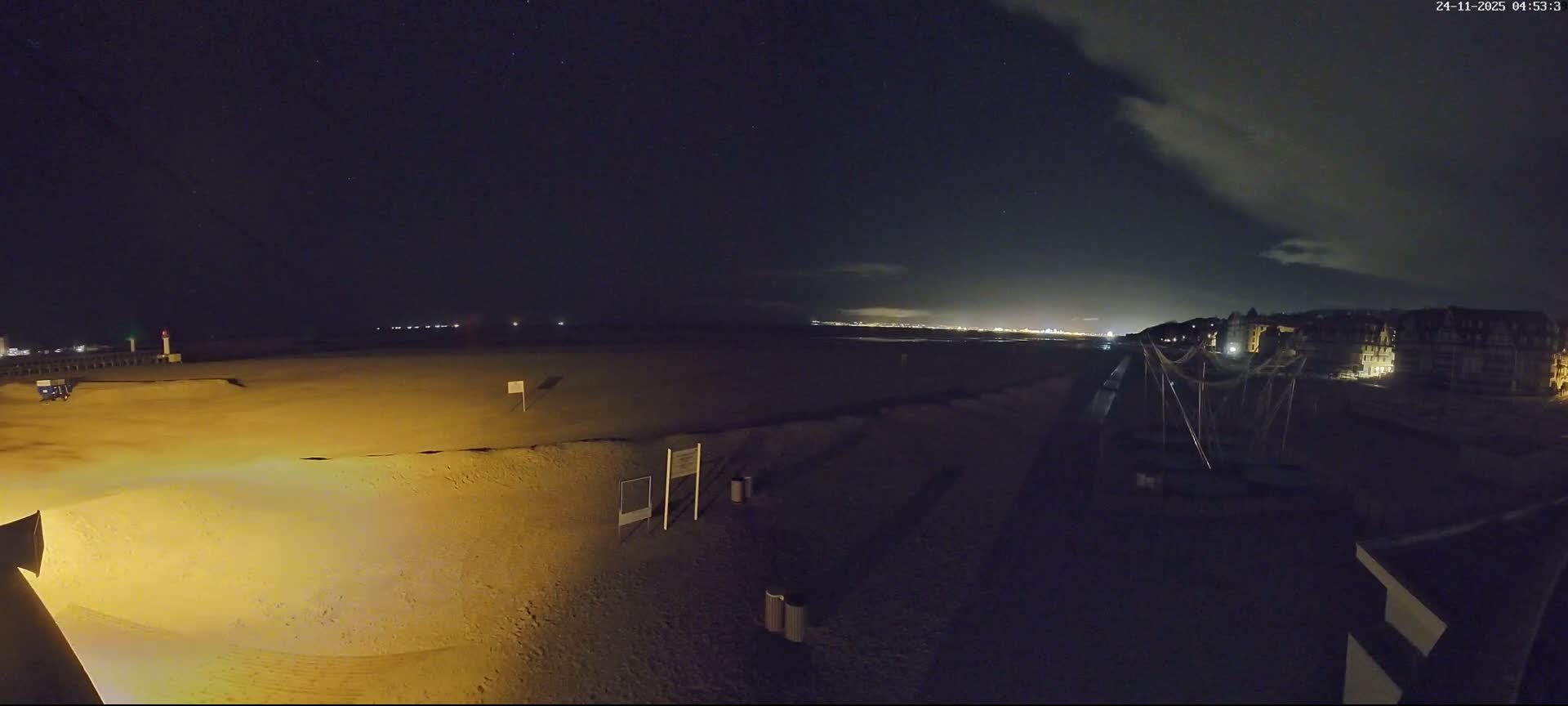 Trouville-sur-Mer, Grande Plage deTrouville Beach Live Cam - Lisieux, Calvados, Normandie, France