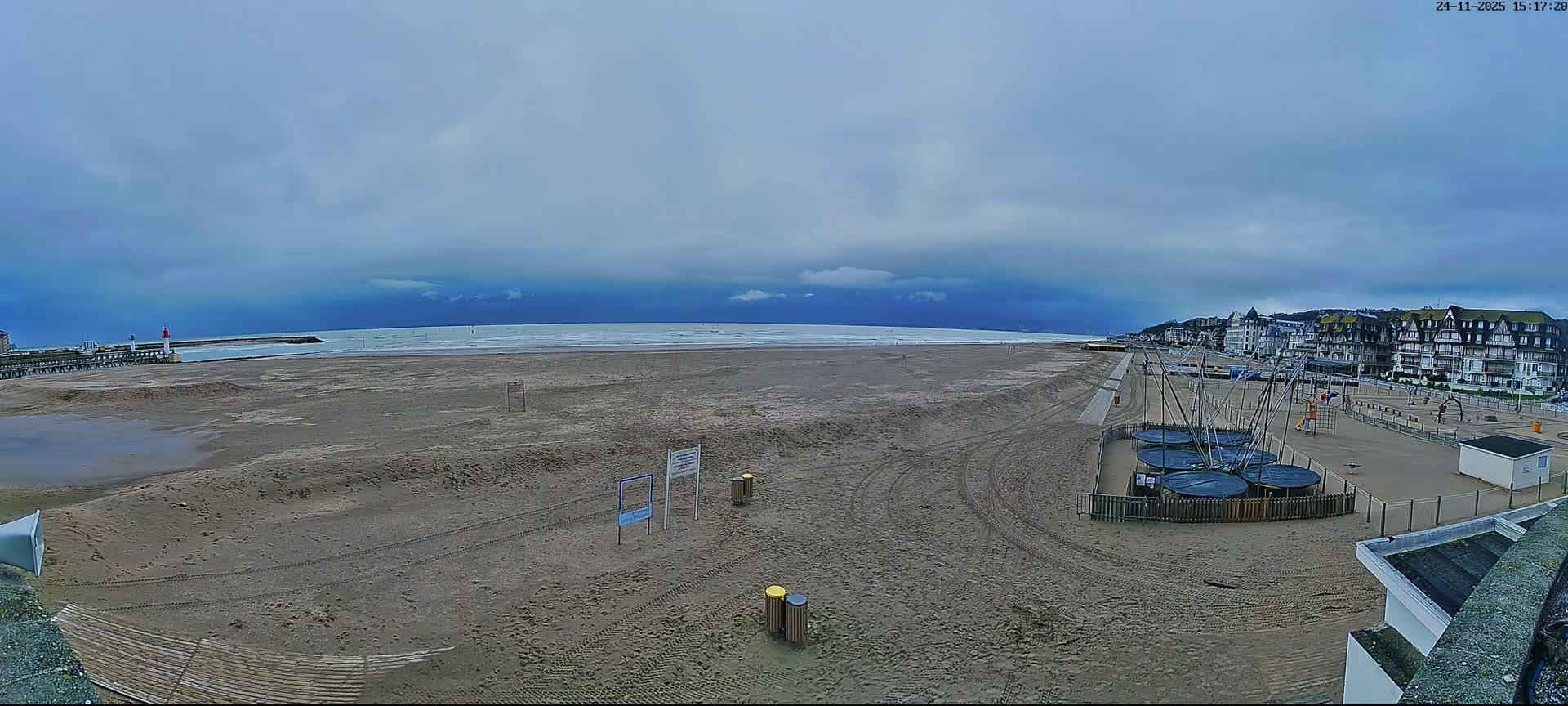 Trouville-sur-Mer, Grande Plage deTrouville Beach Live Cam - Lisieux, Calvados, Normandie, France