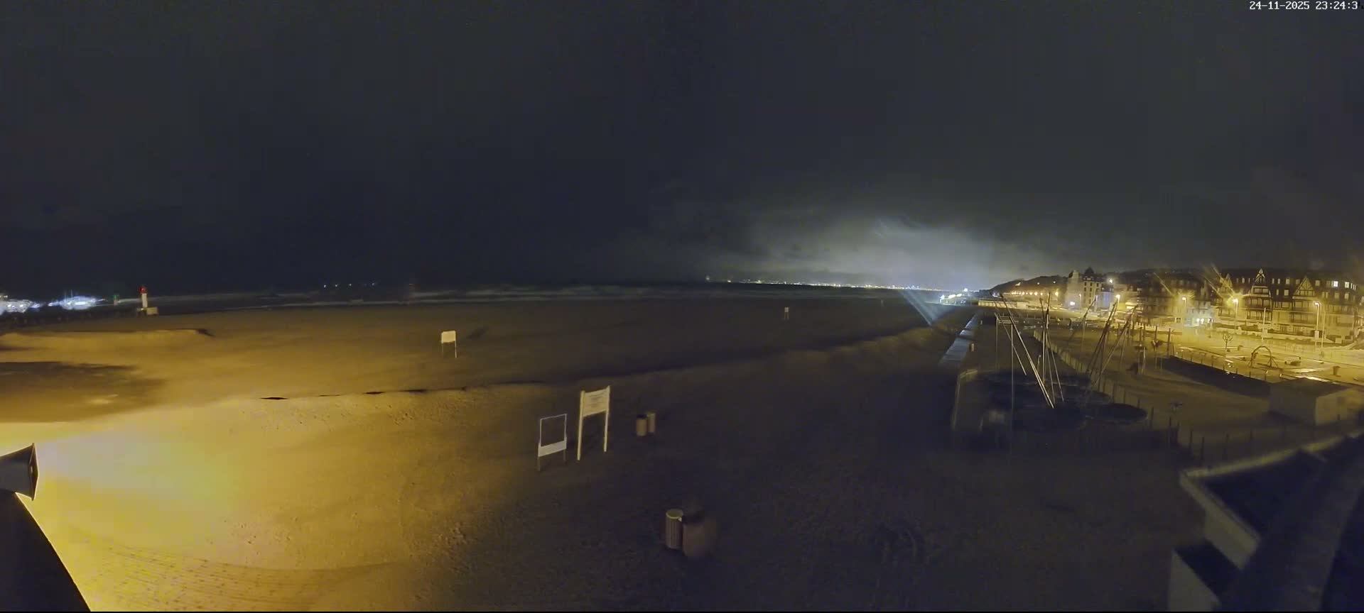 Trouville-sur-Mer, Grande Plage deTrouville Beach Live Cam - Lisieux, Calvados, Normandie, France