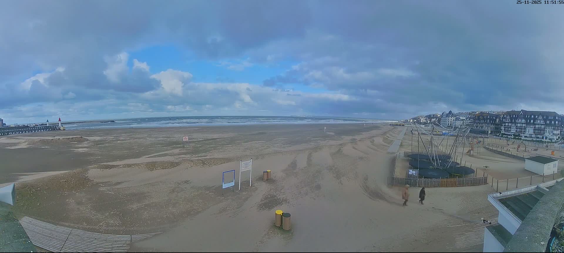 Trouville-sur-Mer, Grande Plage deTrouville Beach Live Cam - Lisieux, Calvados, Normandie, France