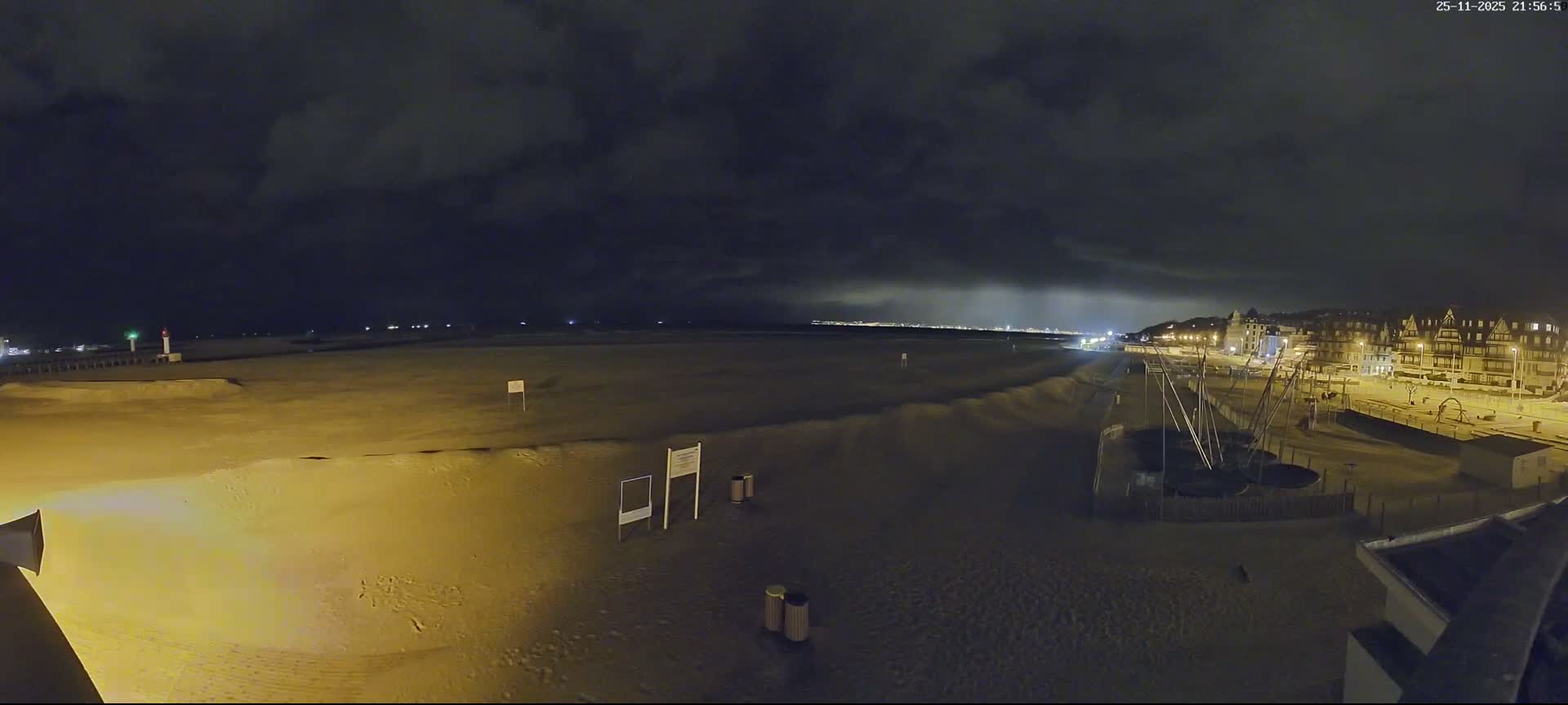 Trouville-sur-Mer, Grande Plage deTrouville Beach Live Cam - Lisieux, Calvados, Normandie, France