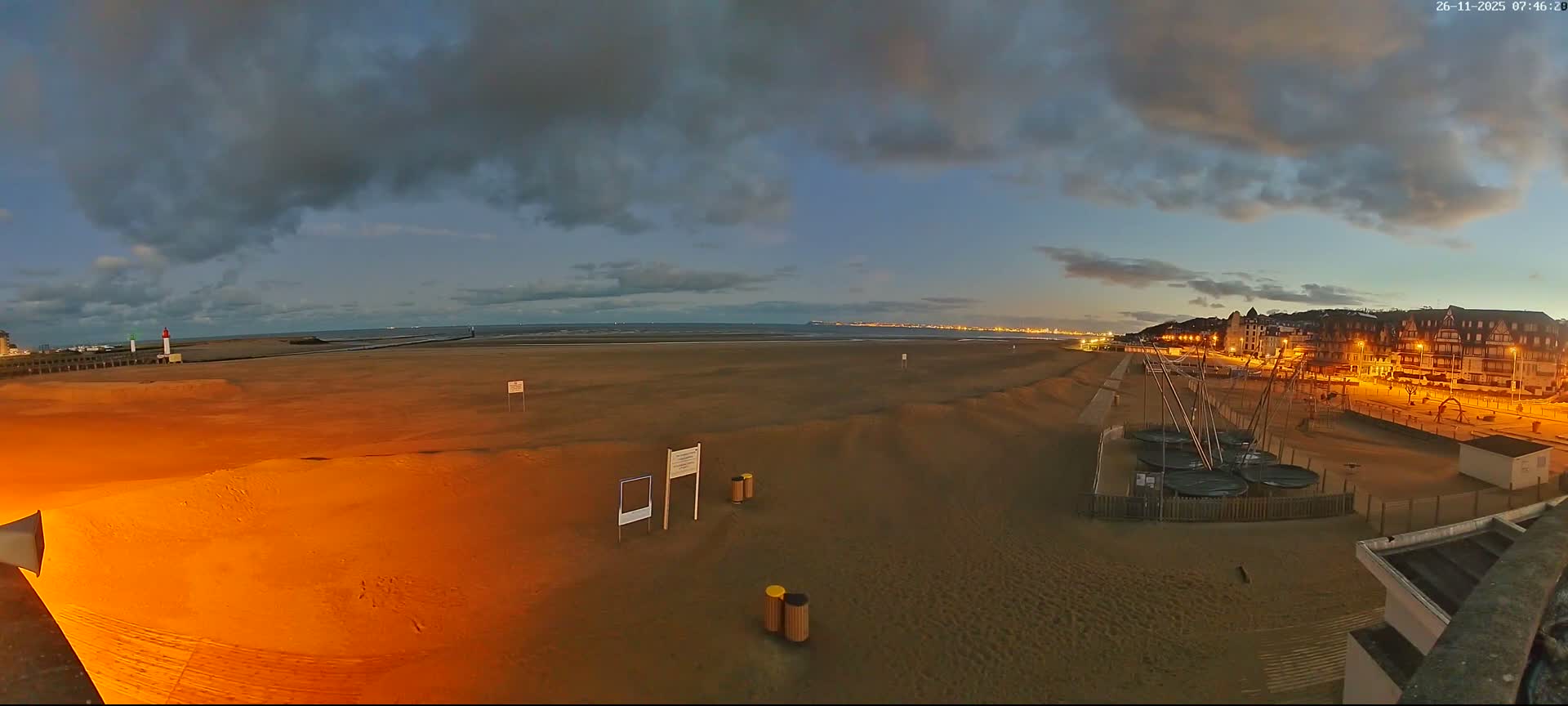 Trouville-sur-Mer, Grande Plage deTrouville Beach Live Cam - Lisieux, Calvados, Normandie, France