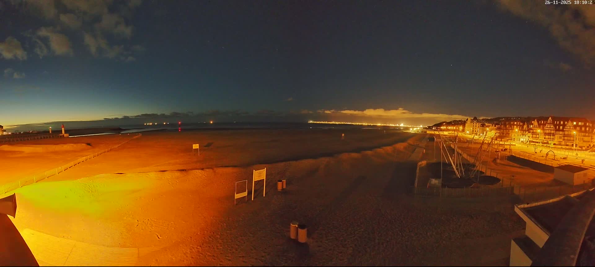 Trouville-sur-Mer, Grande Plage deTrouville Beach Live Cam - Lisieux, Calvados, Normandie, France