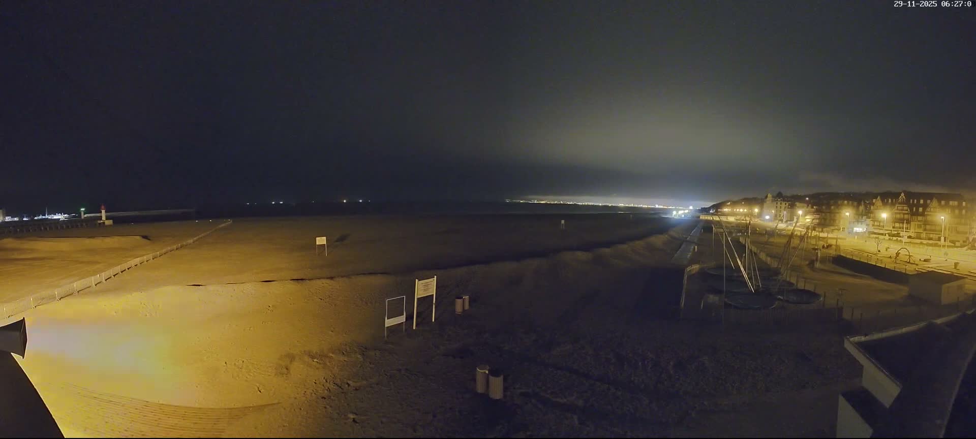 Trouville-sur-Mer, Grande Plage deTrouville Beach Live Cam - Lisieux, Calvados, Normandie, France