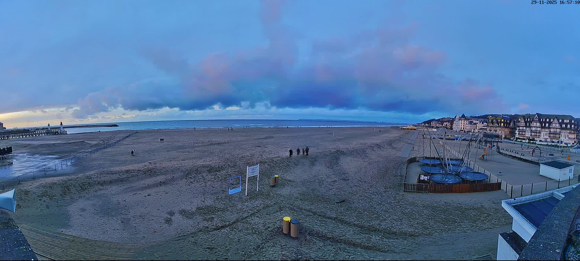 Trouville-sur-Mer, Grande Plage deTrouville Beach Live Cam - Lisieux, Calvados, Normandie, France