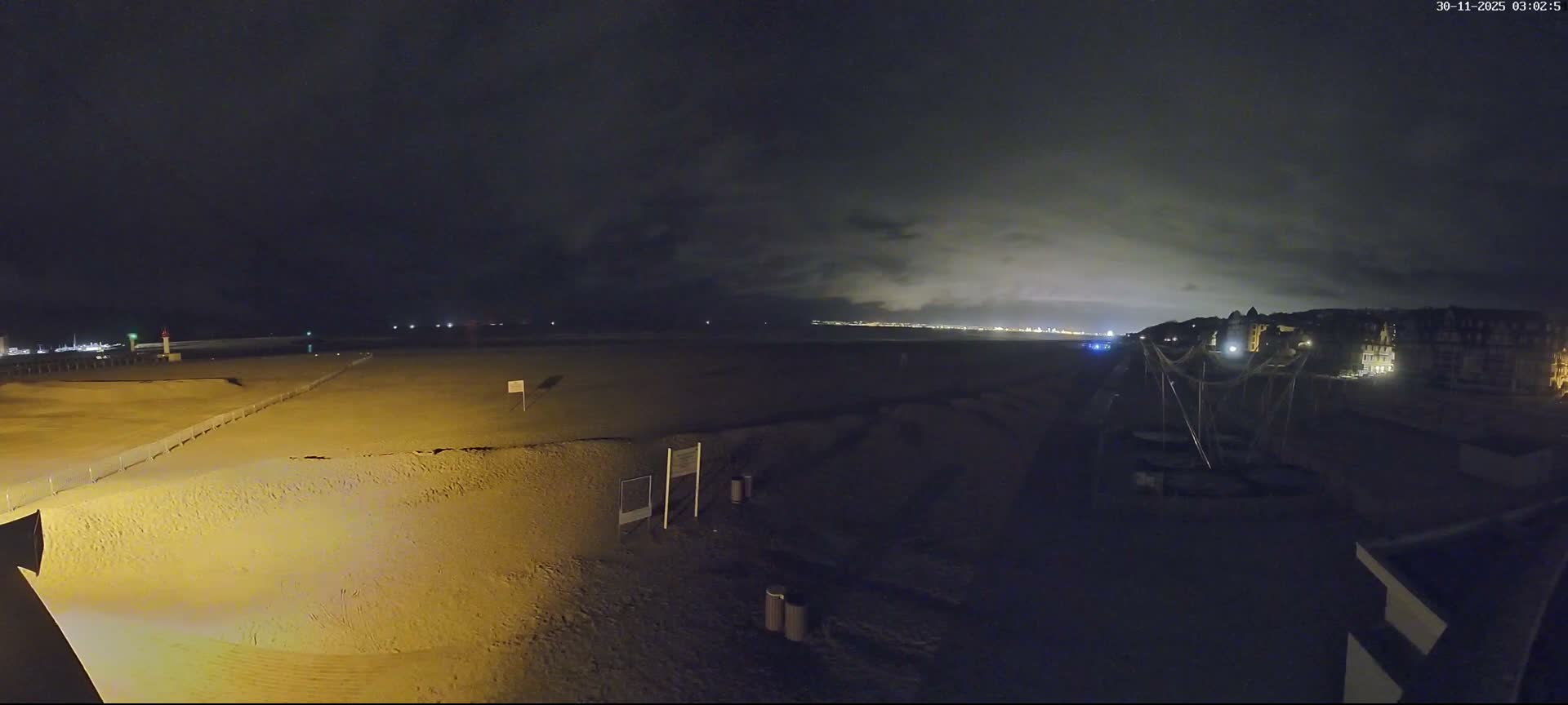 Trouville-sur-Mer, Grande Plage deTrouville Beach Live Cam - Lisieux, Calvados, Normandie, France