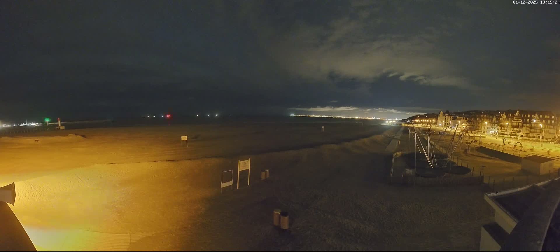 Trouville-sur-Mer, Grande Plage deTrouville Beach Live Cam - Lisieux, Calvados, Normandie, France