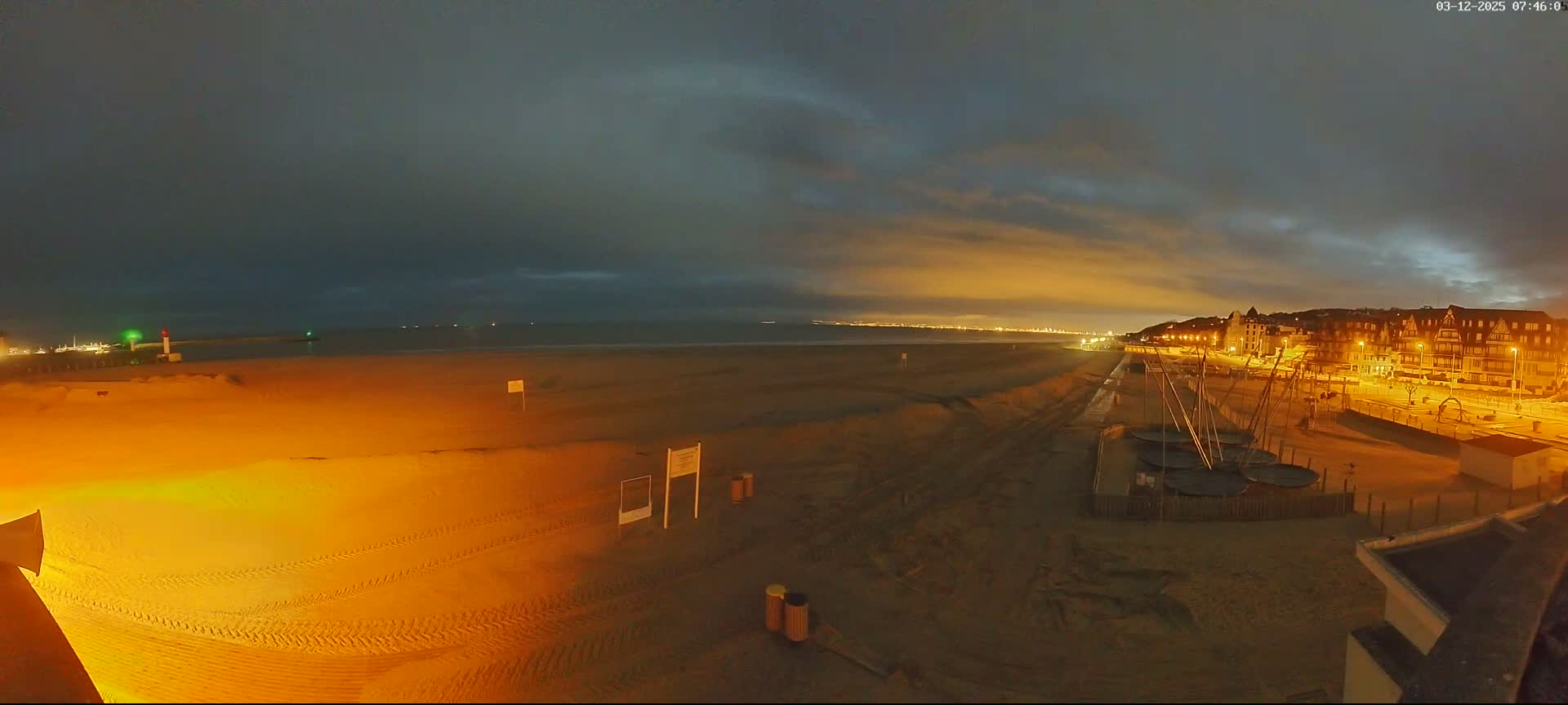 Trouville-sur-Mer, Grande Plage deTrouville Beach Live Cam - Lisieux, Calvados, Normandie, France