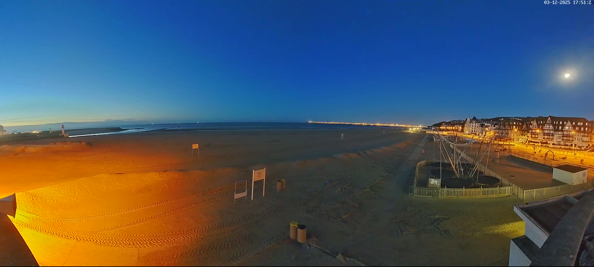 Trouville-sur-Mer, Grande Plage deTrouville Beach Live Cam - Lisieux, Calvados, Normandie, France