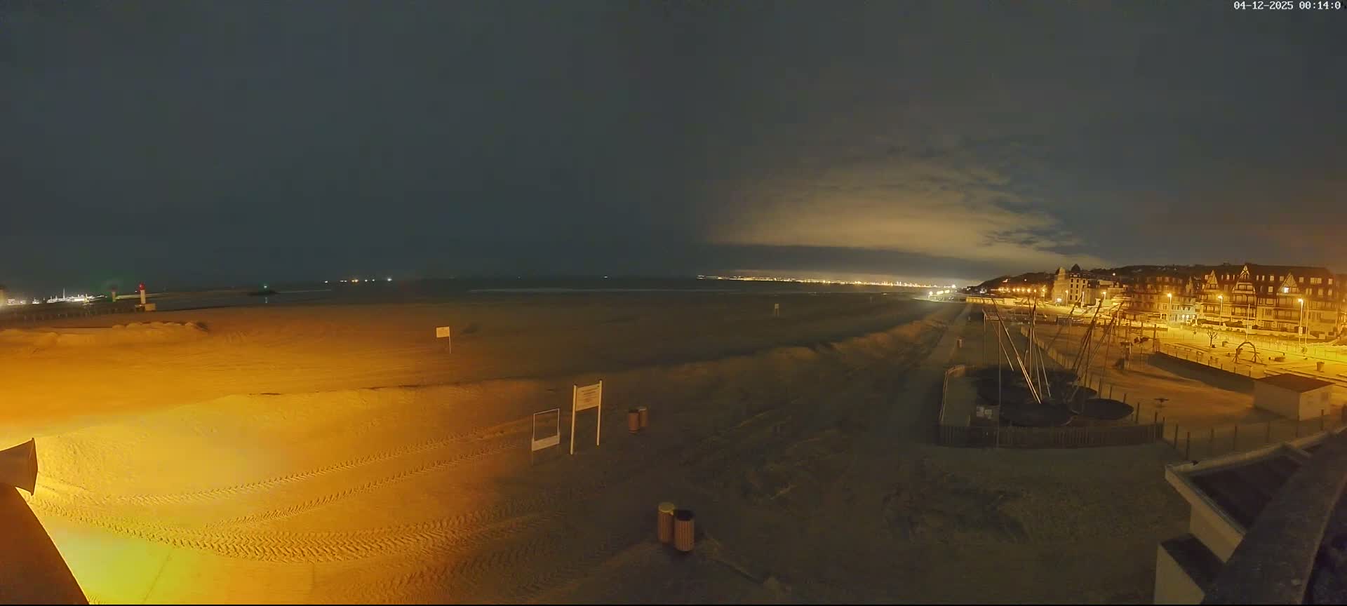 Trouville-sur-Mer, Grande Plage deTrouville Beach Live Cam - Lisieux, Calvados, Normandie, France