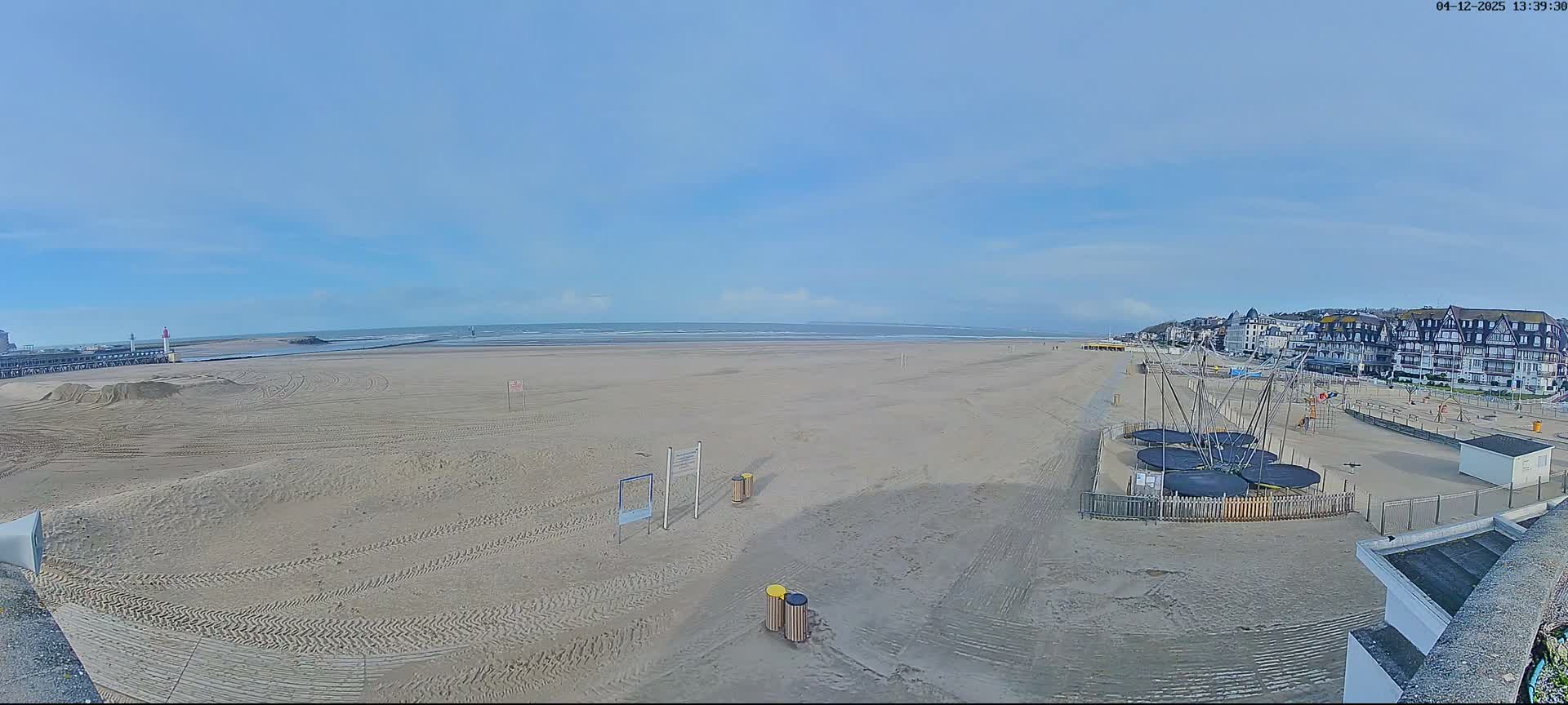 Trouville-sur-Mer, Grande Plage deTrouville Beach Live Cam - Lisieux, Calvados, Normandie, France