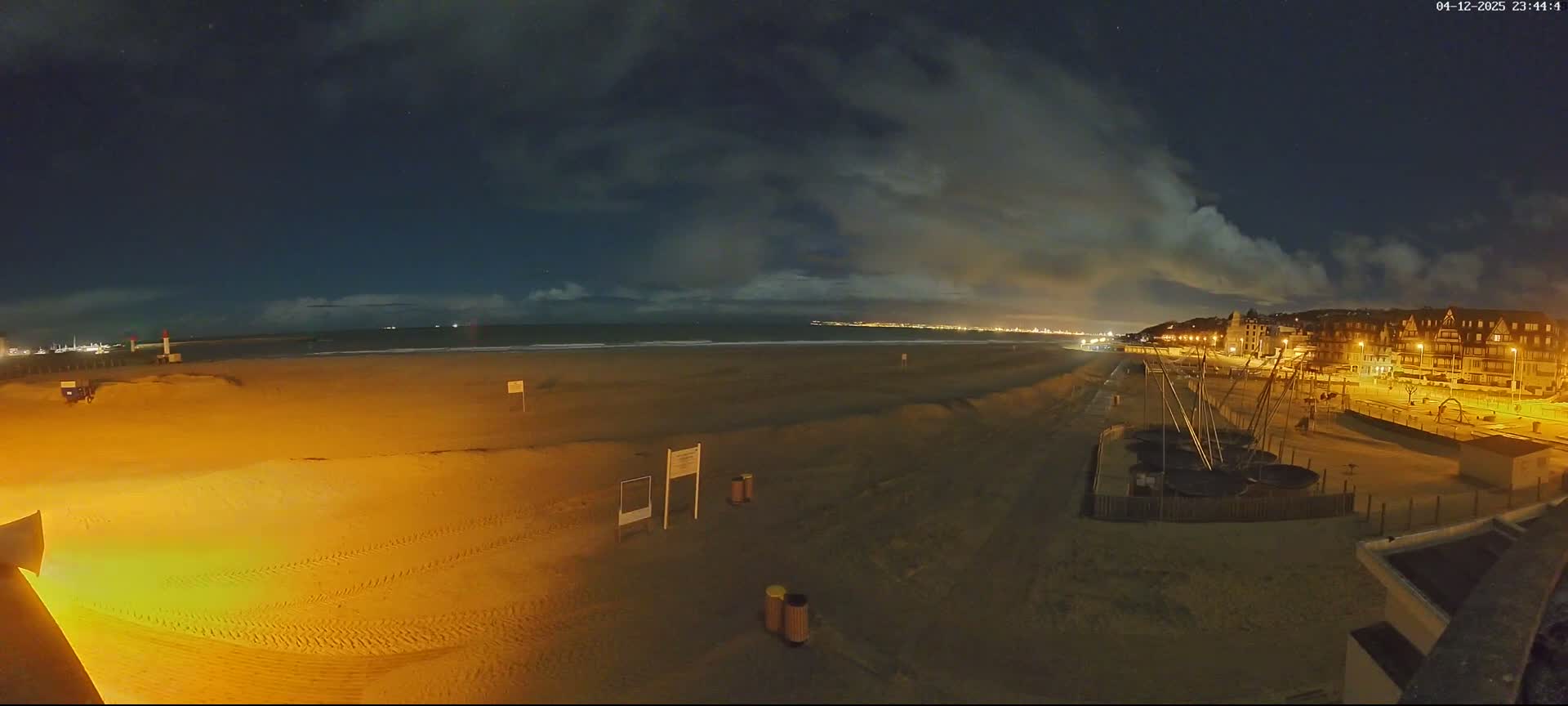 Trouville-sur-Mer, Grande Plage deTrouville Beach Live Cam - Lisieux, Calvados, Normandie, France