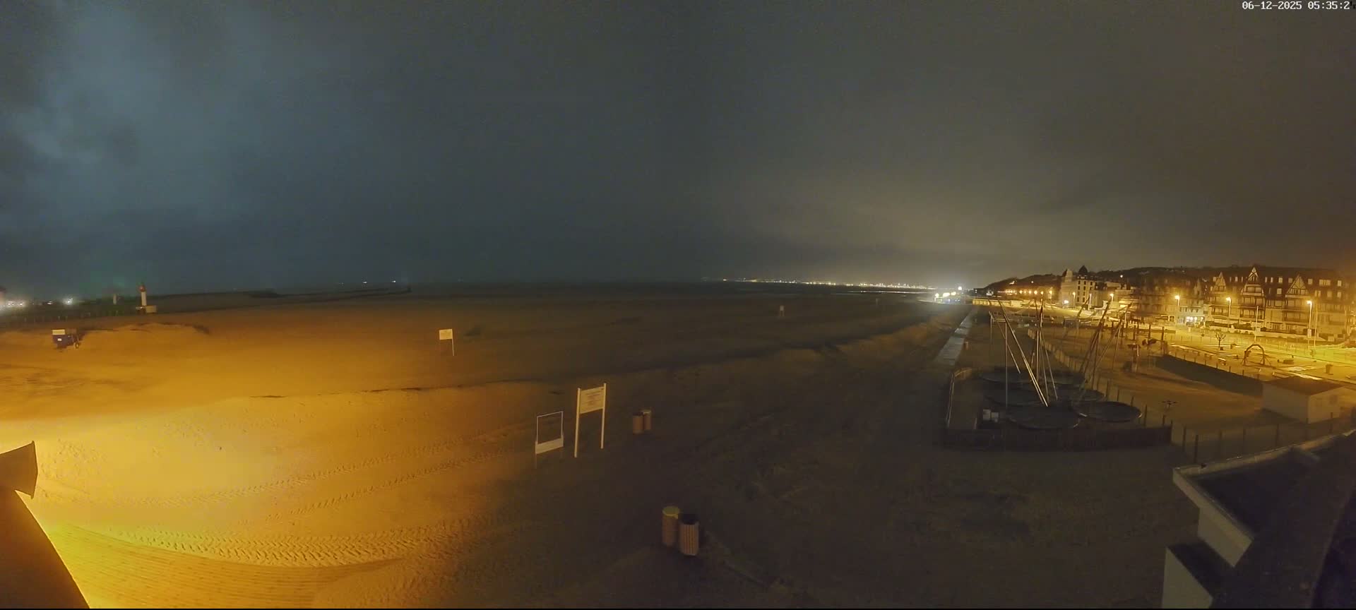 Trouville-sur-Mer, Grande Plage deTrouville Beach Live Cam - Lisieux, Calvados, Normandie, France