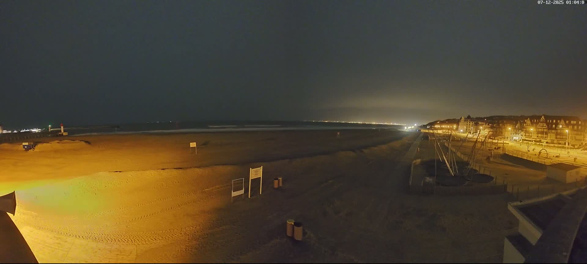 Trouville-sur-Mer, Grande Plage deTrouville Beach Live Cam - Lisieux, Calvados, Normandie, France