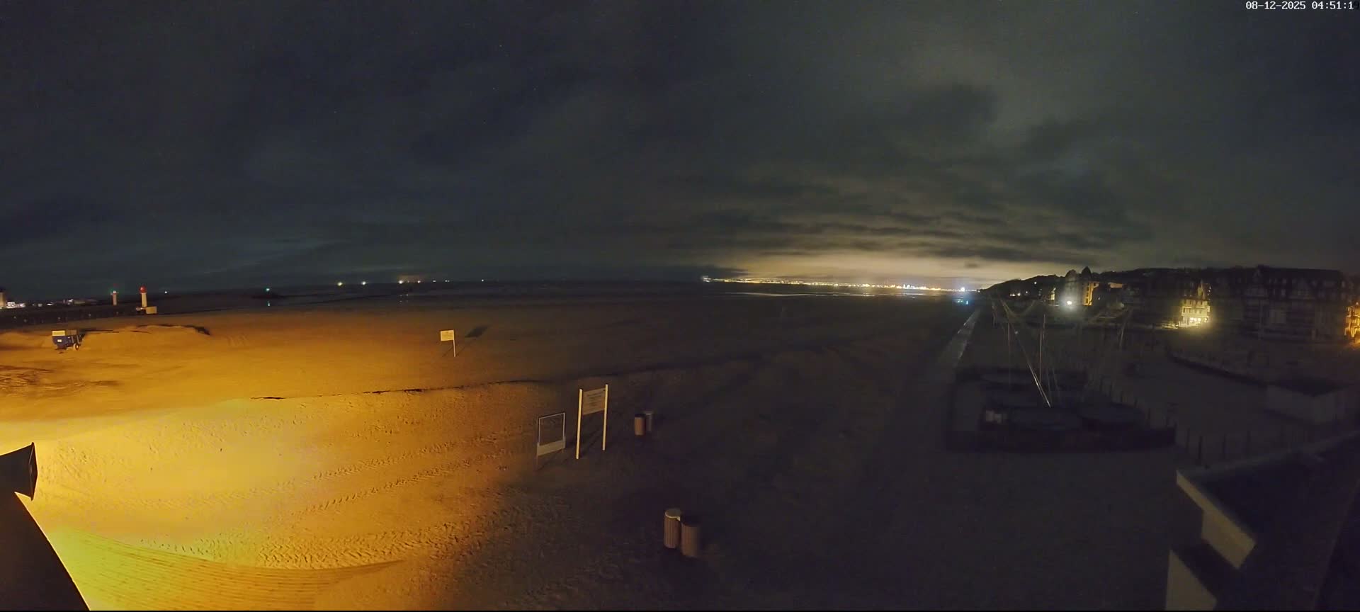 Trouville-sur-Mer, Grande Plage deTrouville Beach Live Cam - Lisieux, Calvados, Normandie, France