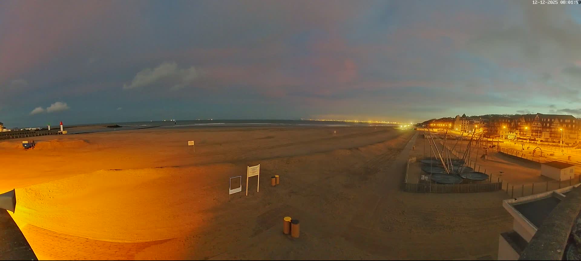 Trouville-sur-Mer, Grande Plage deTrouville Beach Live Cam - Lisieux, Calvados, Normandie, France