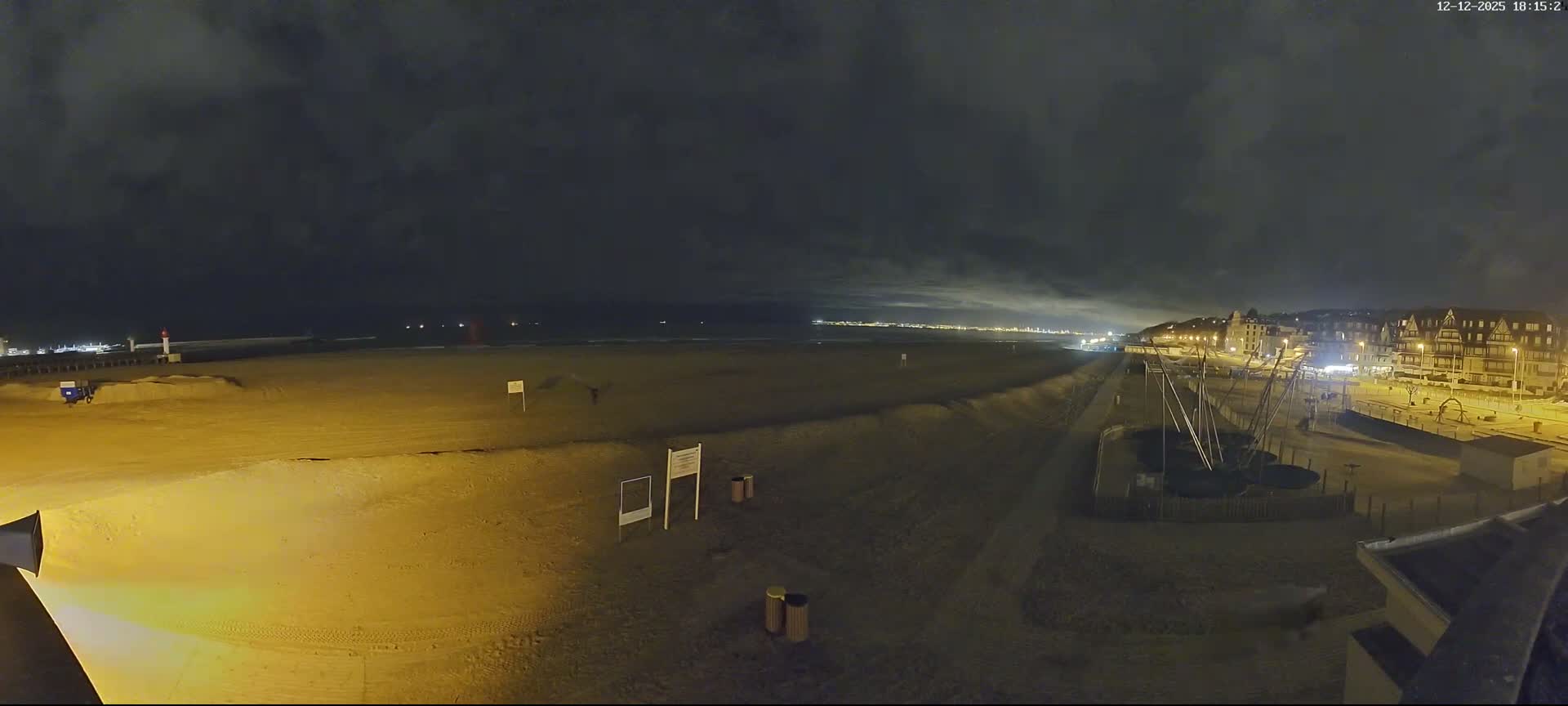 Trouville-sur-Mer, Grande Plage deTrouville Beach Live Cam - Lisieux, Calvados, Normandie, France