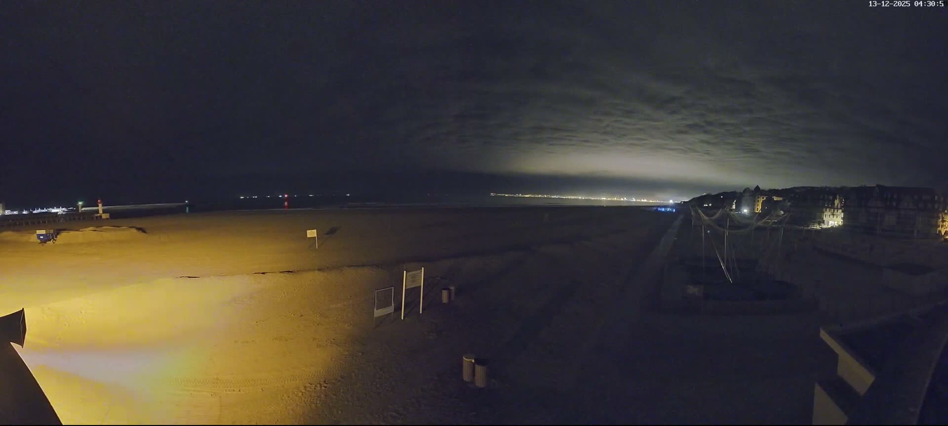 Trouville-sur-Mer, Grande Plage deTrouville Beach Live Cam - Lisieux, Calvados, Normandie, France