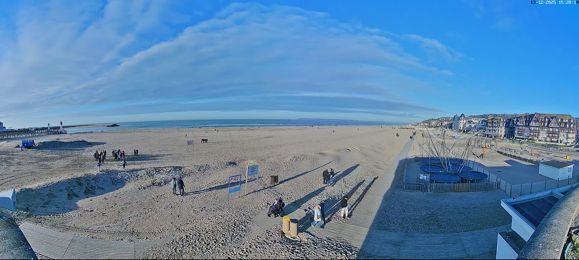 Trouville-sur-Mer, Grande Plage deTrouville Beach Live Cam - Lisieux, Calvados, Normandie, France