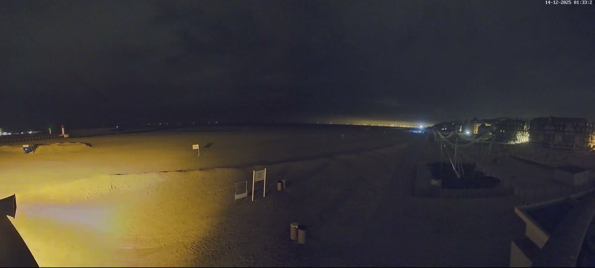 Trouville-sur-Mer, Grande Plage deTrouville Beach Live Cam - Lisieux, Calvados, Normandie, France