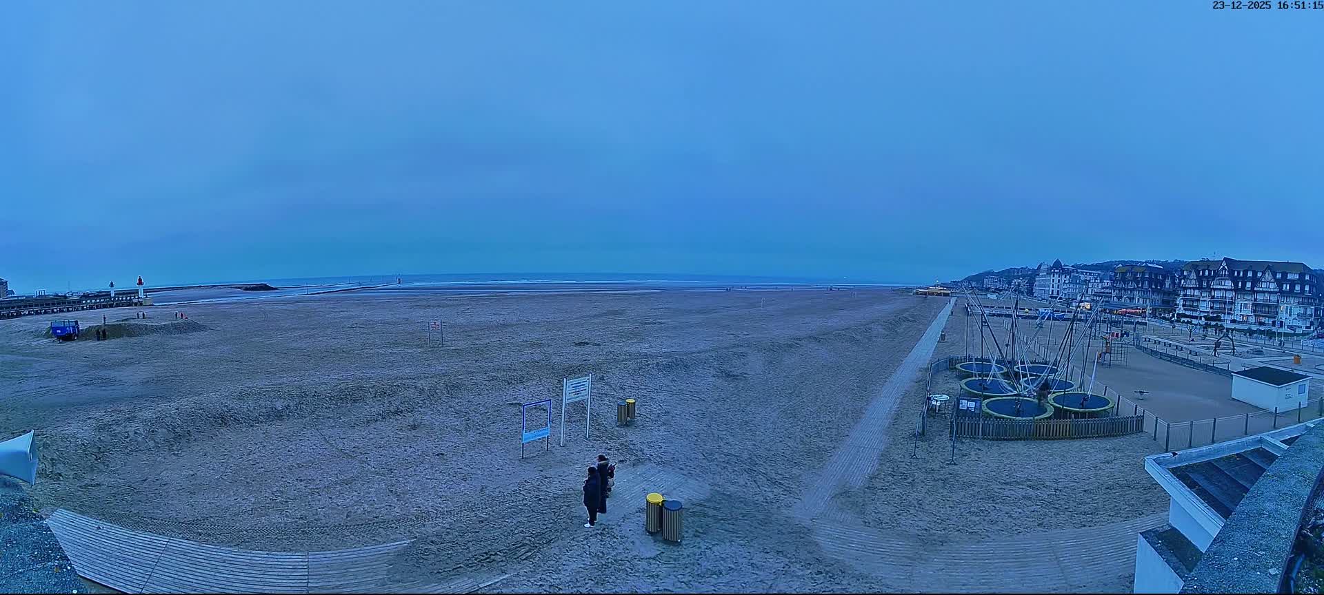 Trouville-sur-Mer, Grande Plage deTrouville Beach Live Cam - Lisieux, Calvados, Normandie, France