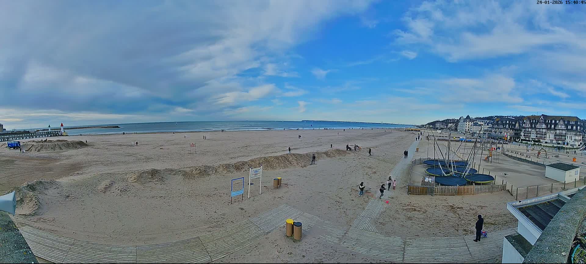 Trouville-sur-Mer, Grande Plage deTrouville Beach Live Cam - Lisieux, Calvados, Normandie, France